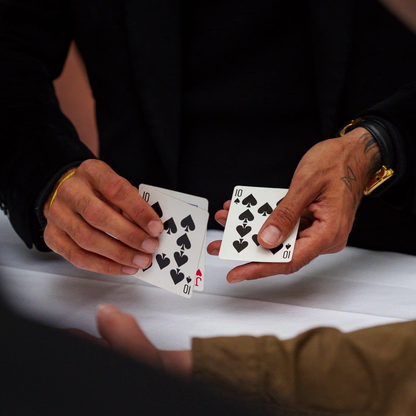 Close-up van handen die kaarten uitspreiden op tafel