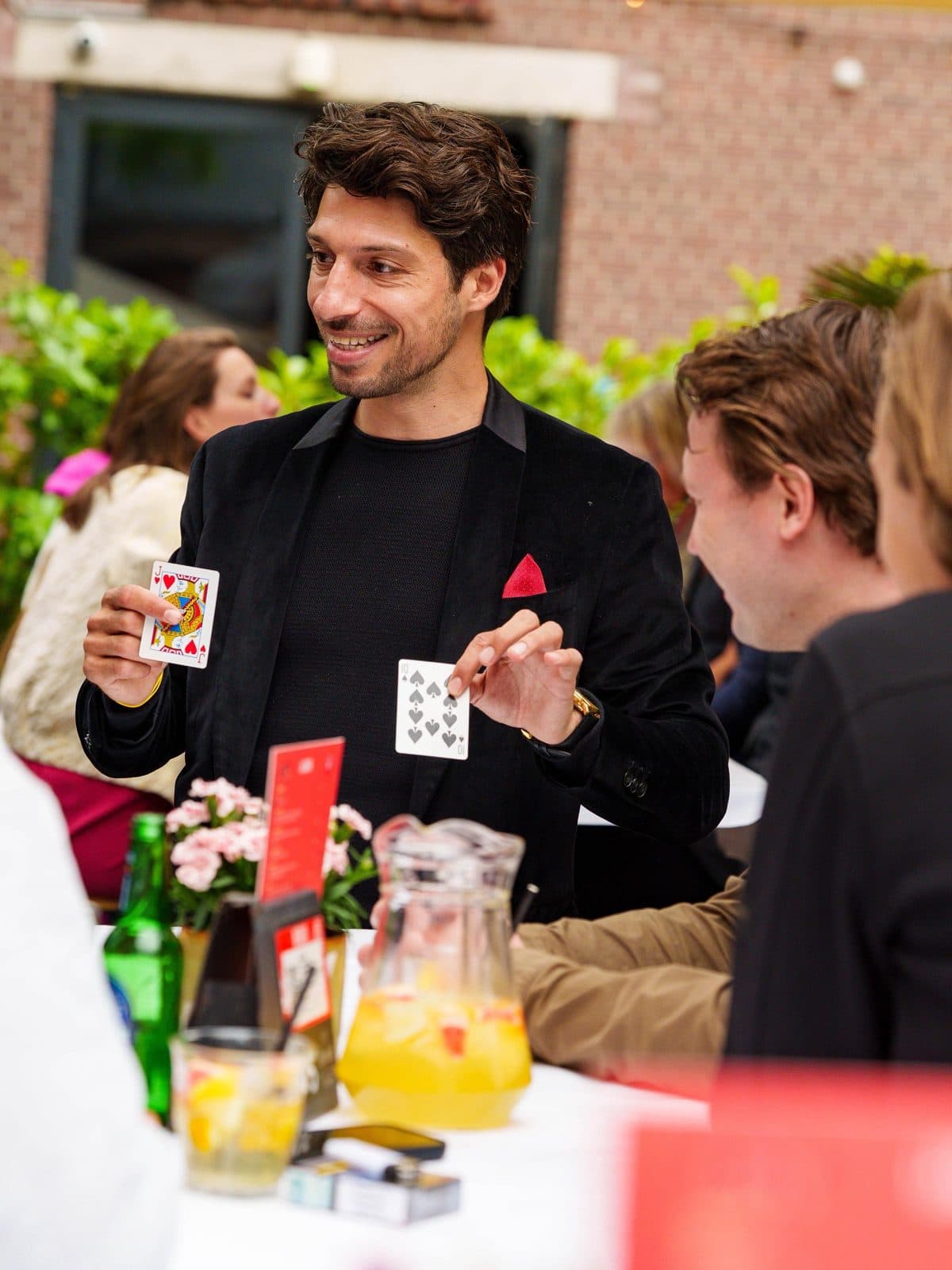 Lion laat een kaart zien aan de tafel